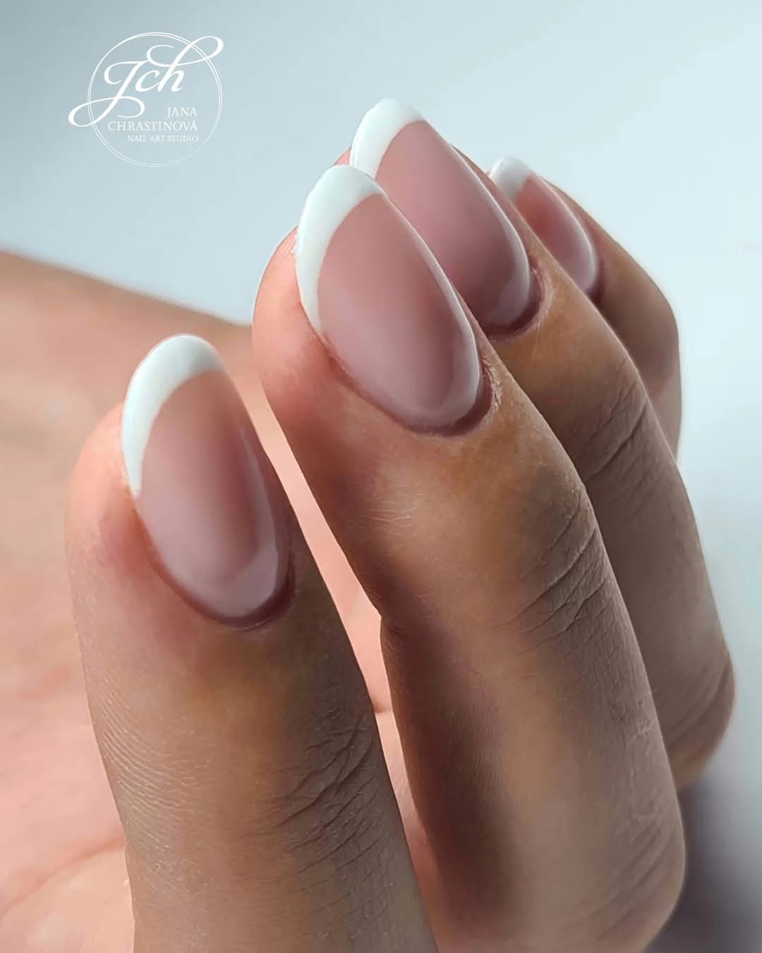 na školení sa naučíte schému odstraňovania starého materiálu, efektívne odstránenie odchlipov, doplnenie, vyzdvihnutie voľného okraja, ak necht rastie do dola, schému pilovania, nanášanie farebného gellaku, francúzsku manikúru, babyboomer