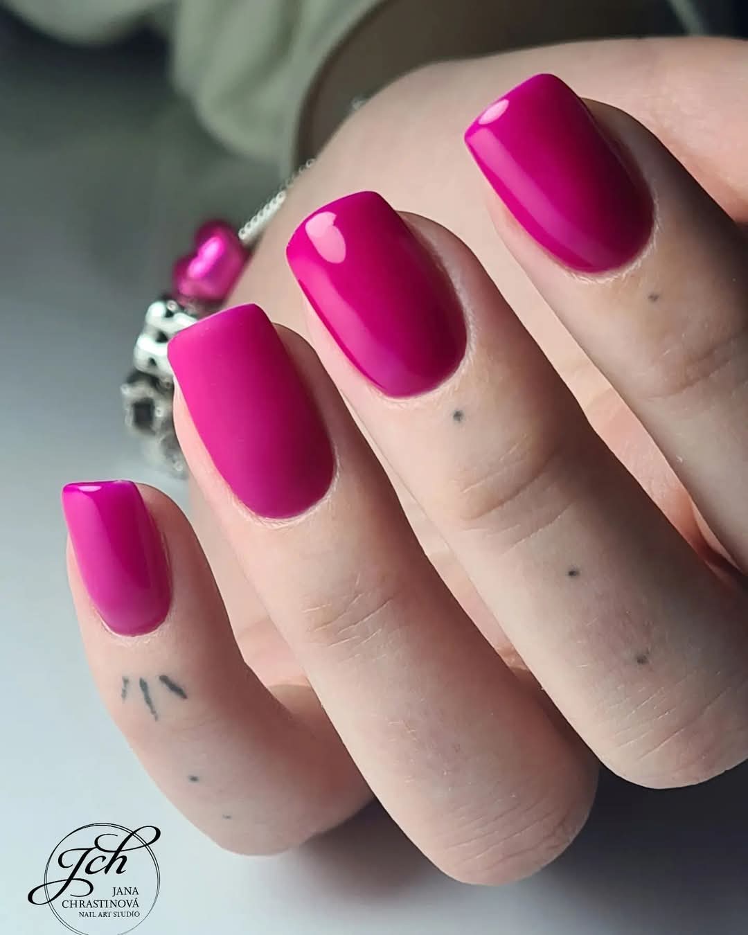 Na školení sa naučíte anatómiu nechtu, úpravu a nasadenie šablóny, modeláciu, schému pilovania, nanášanie gellaku, francúzsku manikúru a babyboomer